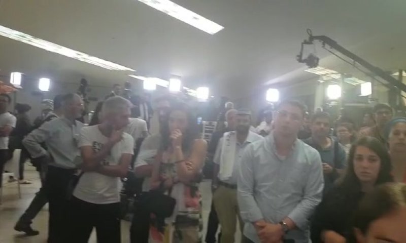 פנים קפואות והלם: כך נראו פעילי ימינה ברגע המדגם