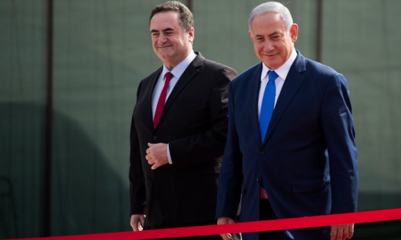נפרד מהתיק &bull; אחרי 4 שנים: נתניהו מינה שר חוץ
