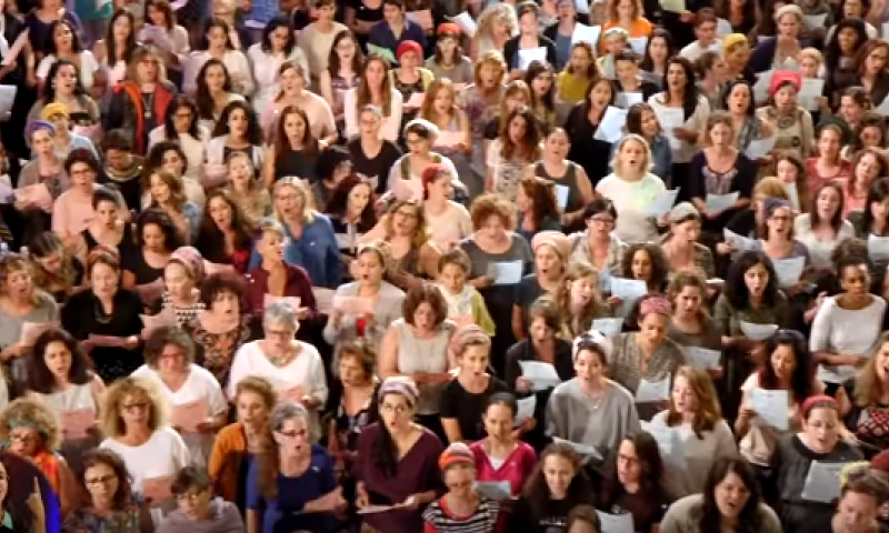 צפו: 600 איש משלל מגזרים בביצוע מאחד לבבות