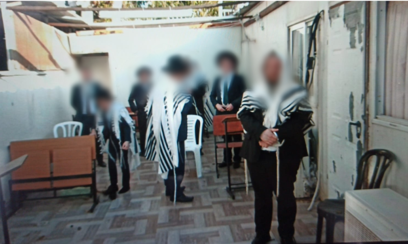 המשטרה תפסה שני בתי כנסת שקיימו תפילה בשבת