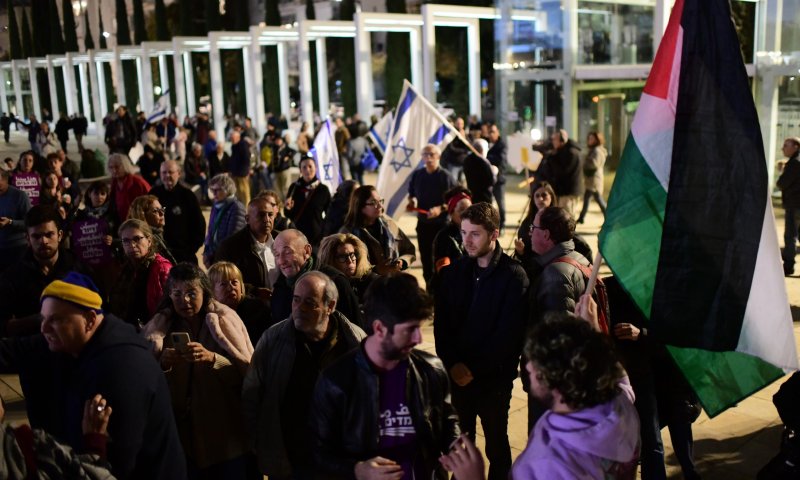צפו: קריאות בוז לאיימן עודה בהפגנת השמאל