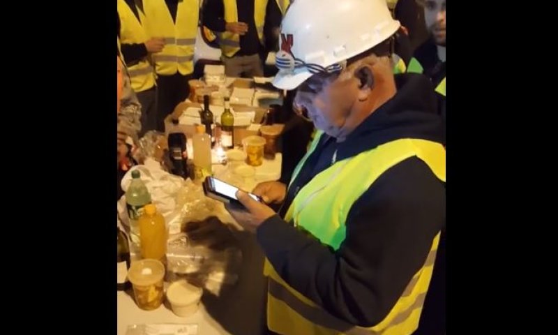 בשבת מתוך טלפון: העובדים בגשר יהודית עשו קידוש.צפו