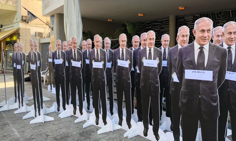 ״הבובות של נתניהו״ מיצג בכניסה למעוז הליכוד