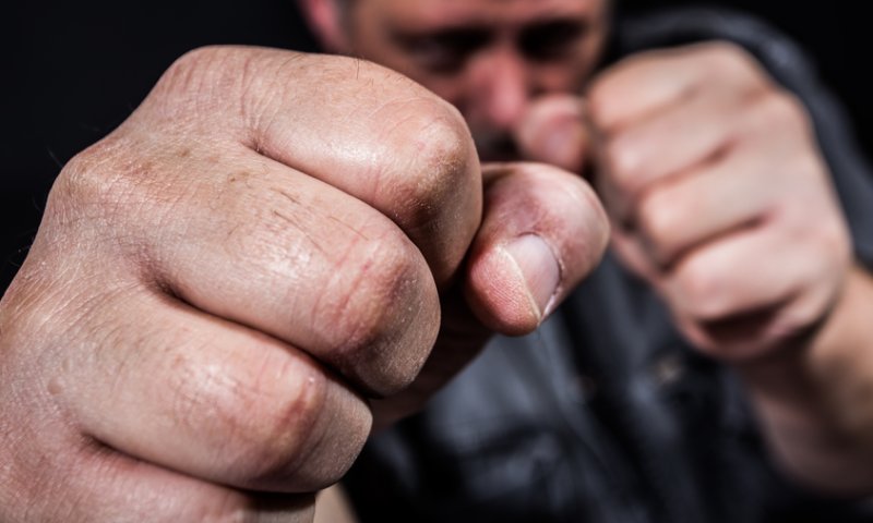 ההסתה ברמת השרון: שני אגרופים למתפלל סרוג