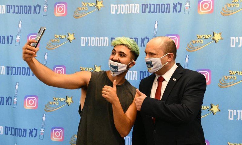 בנט נפגש עם כוכבי רשת: המטרה לחסן את הצעירים
