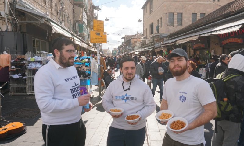 צפו: חילקו סוכריות לרגל חיסול סולימאני