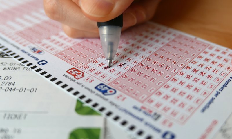 קנה כרטיס לוטו במכולת- וזכה בפרס הגדול בהיסטוריה