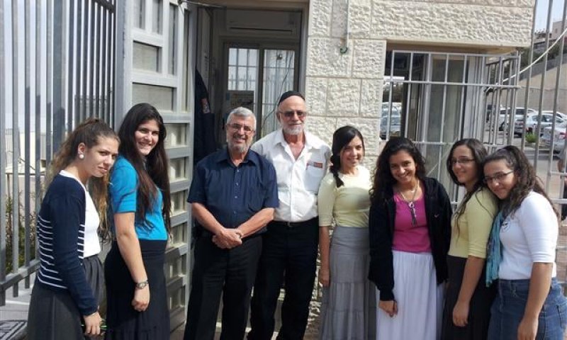 בנות אולפנת פסגת זאב אספו כסף עבור מזגן לשומר