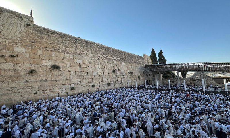 צפו: אלפי תלמידי ישיבות בתפילה בכותל ליום ירושלים