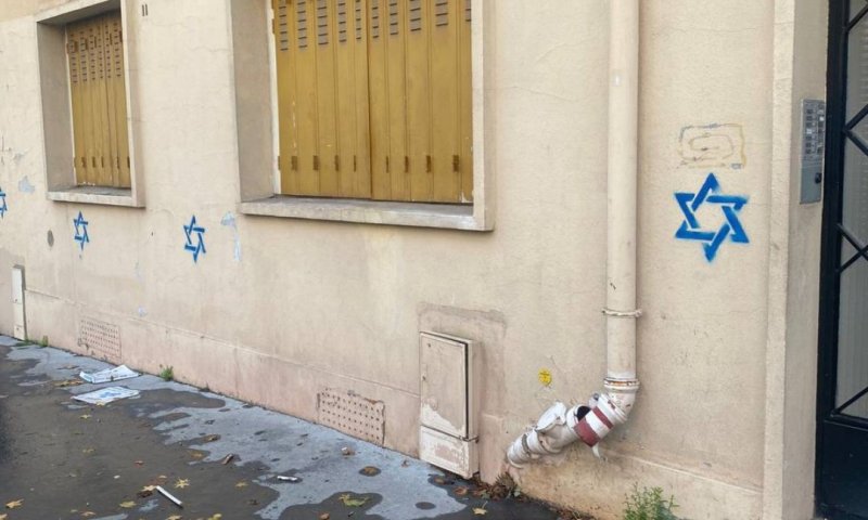 מזעזע: מגני דוד סומנו על דלתות יהודים בפריז