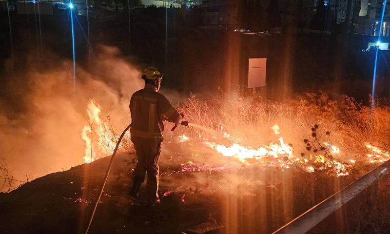 בעקבות הירי לצפון: שריפה פרצה בשטח פתוח