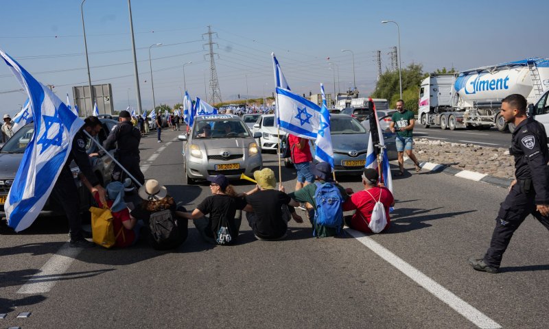 המפגינה שהתפרצה לכביש ונדרסה יצאה מכלל סכנה