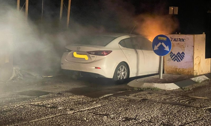 גנב רכב, התנגש בעמוד חשמל והחל לעלות באש