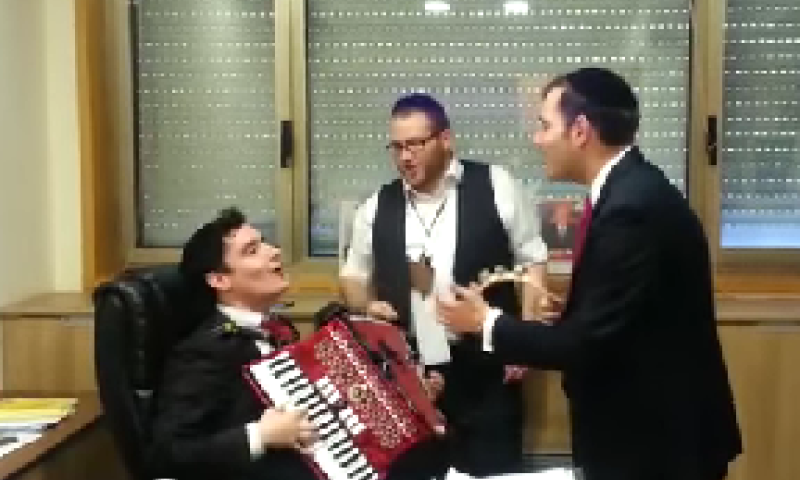 להקה חרדית עודדה את אורן חזן ועוררה סערה