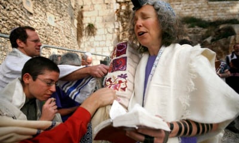 SMS: האם מותר להשתתף בתפלה בה נשים חזניות?