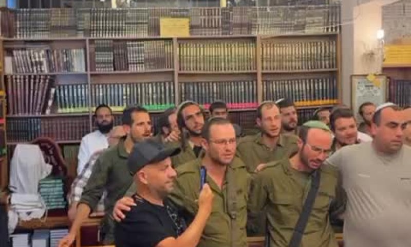 צפו: אב החטוף הגיע לתפילה עם נכדו של אבי האסירים