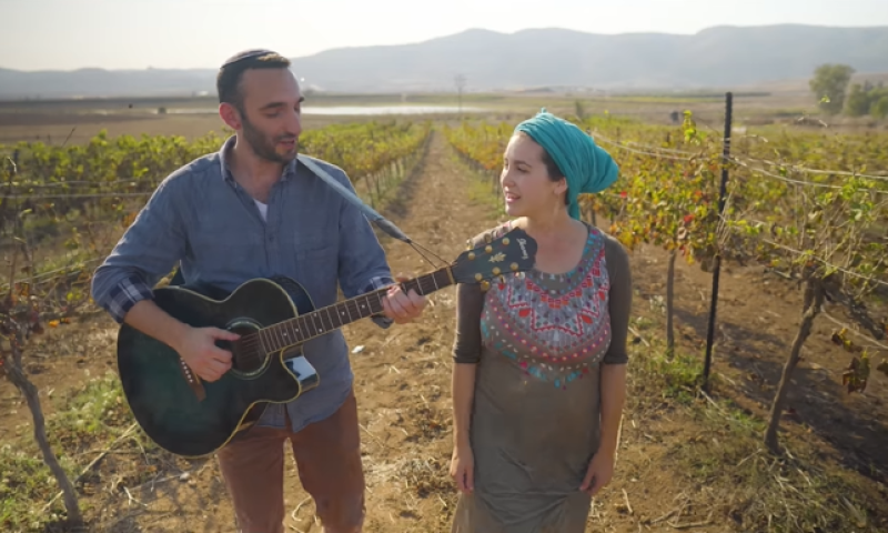 לכבוד ט"ו בשבט: יונינה שרים לאה גולדברג&bull; צפו