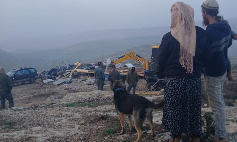 הרס לפנות בוקר: 2 משפחות פונו מביתן בגבעה בבנימין