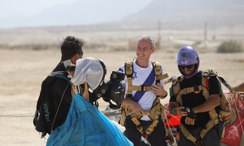 חילי טרופר צנח לראשונה בחייו, וזו הסיבה: