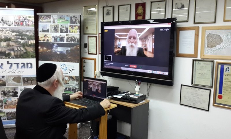 הרב גרוסמן העביר שיעור אונליין לאלפי תלמידים