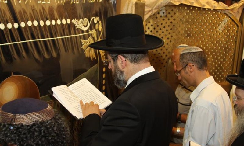 ערב הימים הנוראים: הרב הראשי בתפילה בקבר רחל