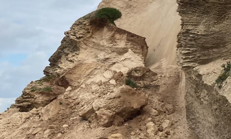 צוק סמוך לחוף הים קרס; החוף נסגר