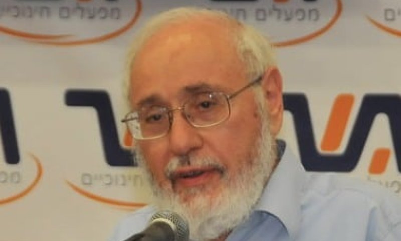 הרב טרופר יוצא נגד הפלייר שמשמיץ את נפתלי בנט