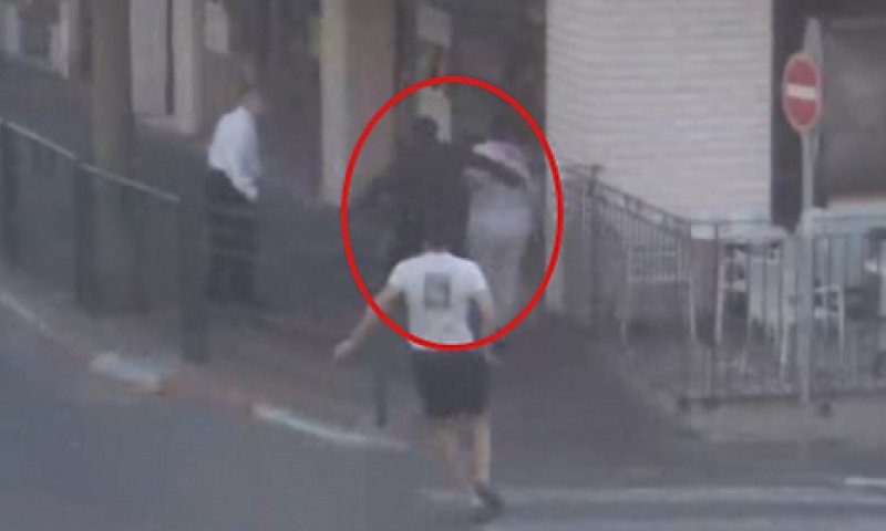 דוקר ופותח בריצה: תיעוד הפיגוע בראשון לציון; צפו