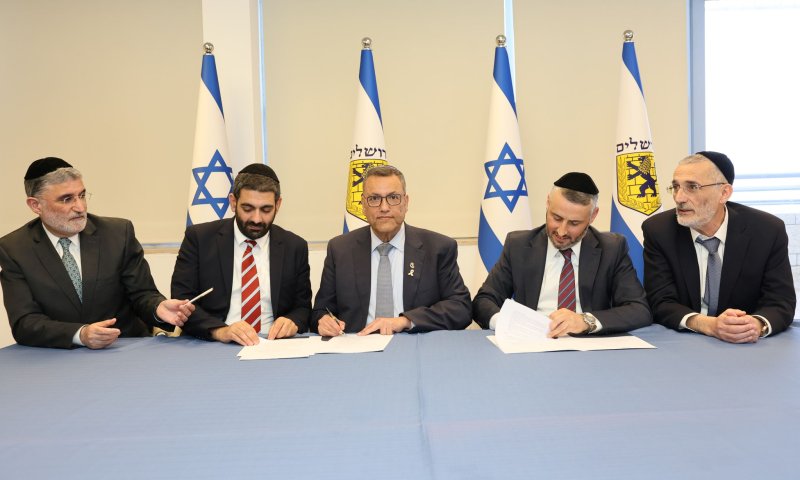 ליאון מקים קואליציה בלי המפלגות הסרוגות