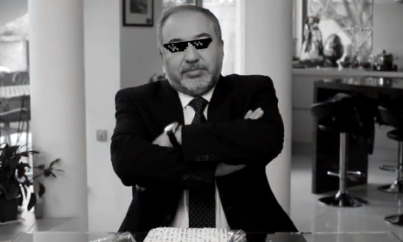 קורע: צפו בסרטון הברכה של ליברמן לחג הפסח