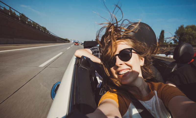 מזעזע: צעירה מתה בעת שצילמה שידור חי מהנסיעה