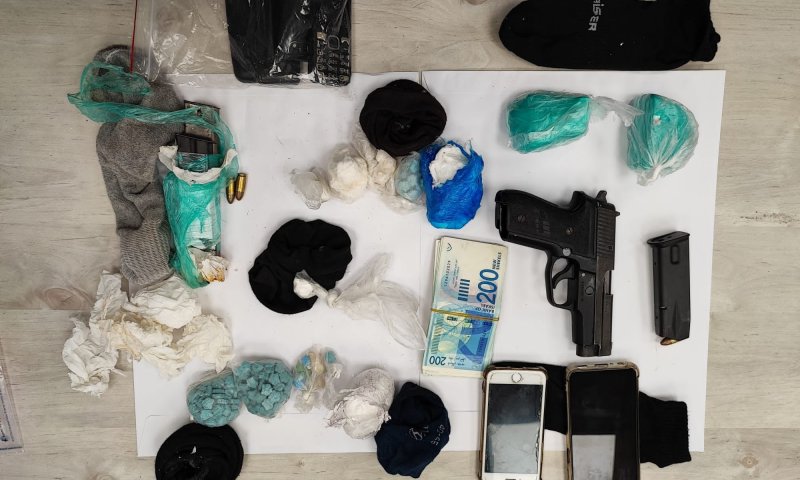 צפו: הכלב התעקש, וחשף סליק של נשק וסמים