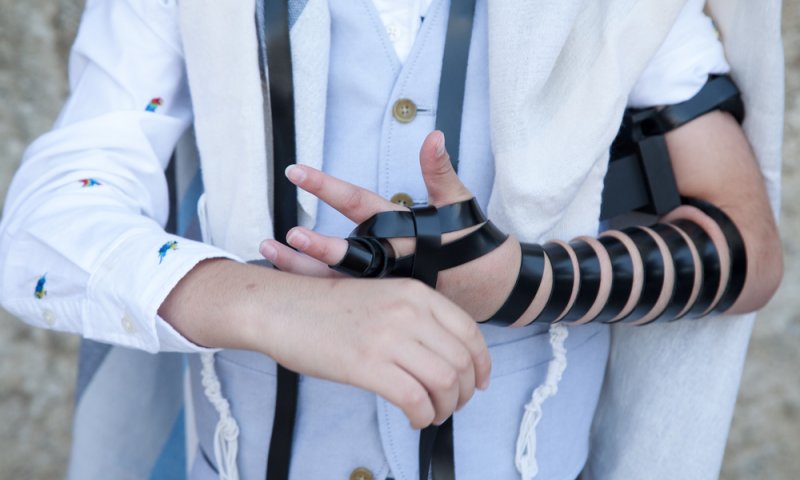 האב נפטר, הבן יחגוג בר מצווה כיתום &ndash; וקורא לעזרה