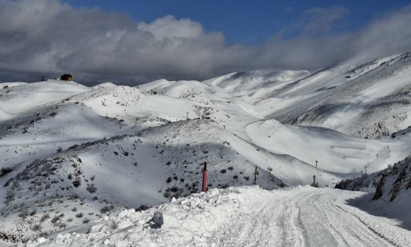 גלריה מרהיבה: פסגת החרמון בשכבה לבנה של שלג