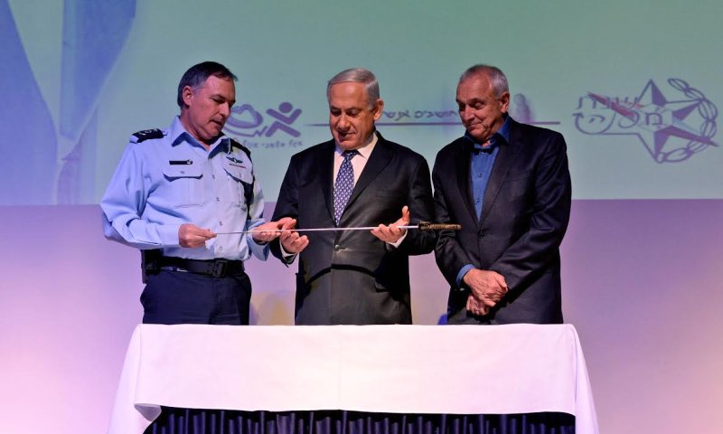 נתניהו קיבל מדנינו את חרבו של זאב ז'בוטינסקי