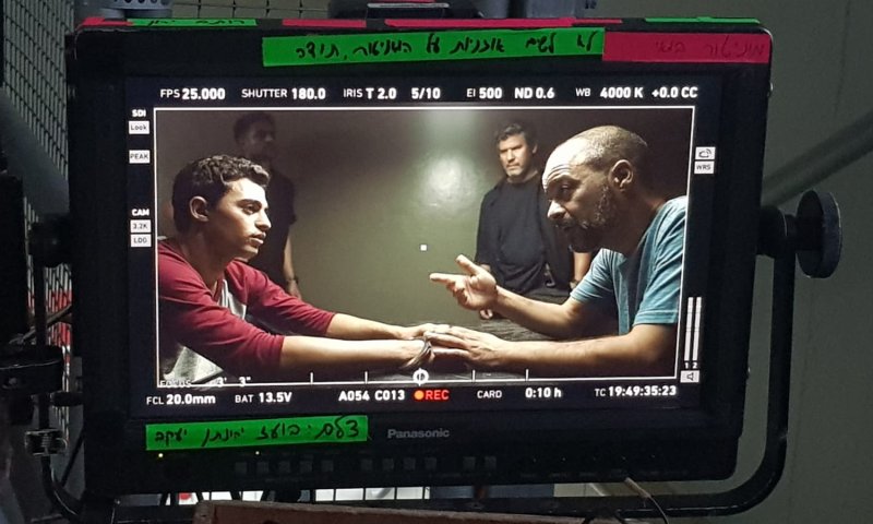 מזהים? עמיר בניון מפתיע בתפקיד אבא נרקומן