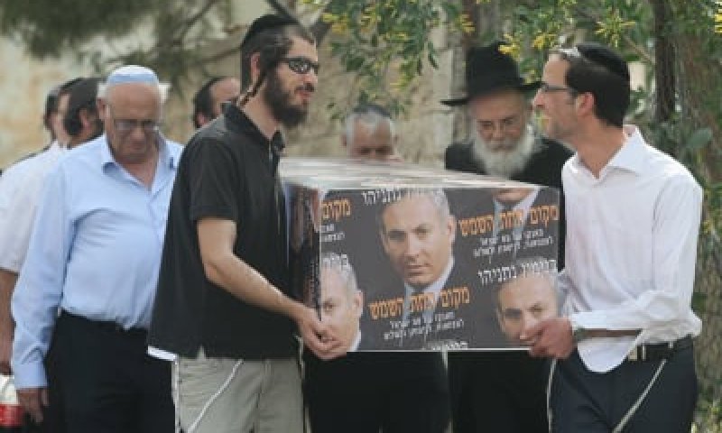 תמונות מטקס הקבורה לספר "מקום תחת השמש"