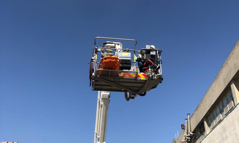 אדם נפל מגג מפעל בירושלים