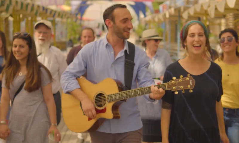 מודים על השגרה: יונינה משיקים קליפ חדש &bull;צפו