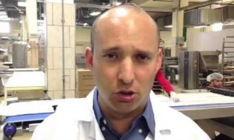 בנט במפעל חלווה: סימון מוצרים יהרוס את השלום