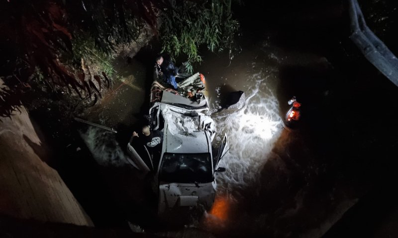 תיעוד: 4 לכודים חולצו מרכב שהתהפך ונסחף לירדן