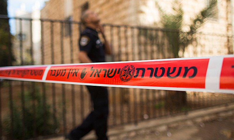 כמעט אסון: זרקה את בנה מהחלון וקפצה