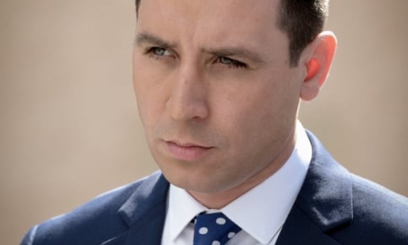 הפרשן הפוליטי נגד המחנה שלו: "יורה לעצמו בראש"