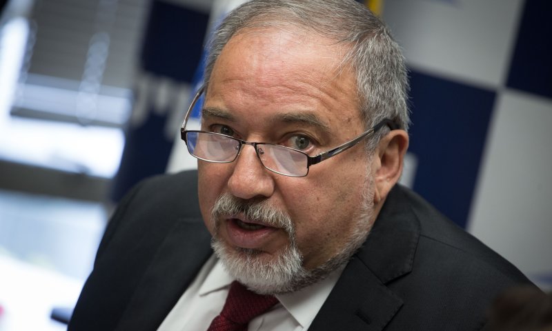 ליברמן שוב קופל: סגירת הפנימייה באור עציון נדחתה