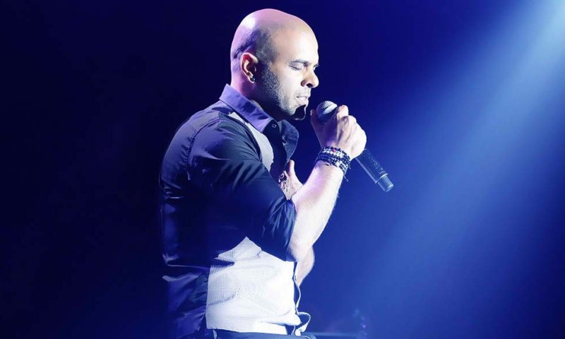 אייל גולן איבד הכרה באמצע הופעה בבריכת הסולטן