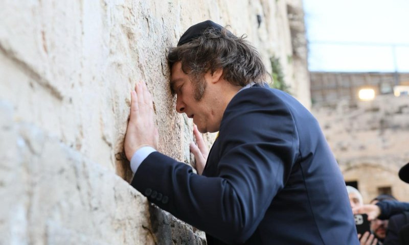 הניח פתק: נשיא ארגנטינה נשא תפילה בכותל