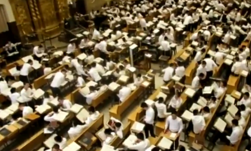 צפו: על אף הקורונה בישיבת פונוביז' לומדים כרגיל