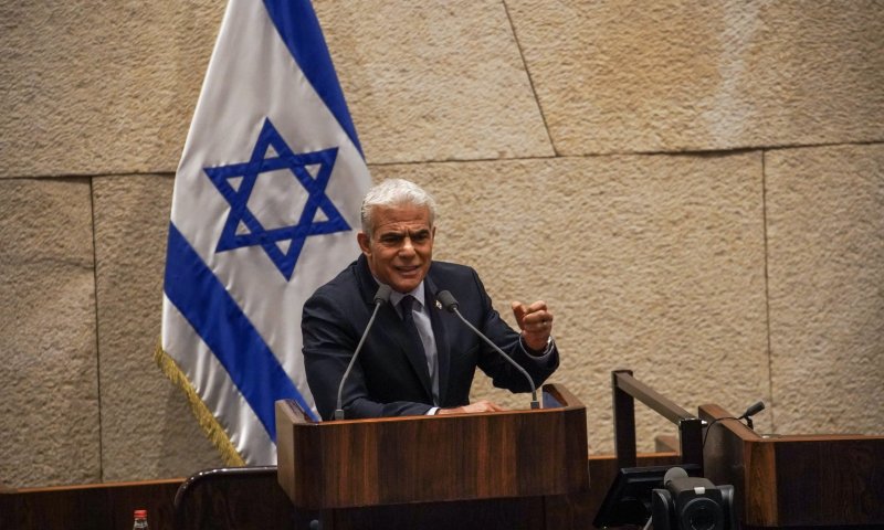 לפיד תוקף: "את כל הקריירה הוא עשה מצילומי סלפי"