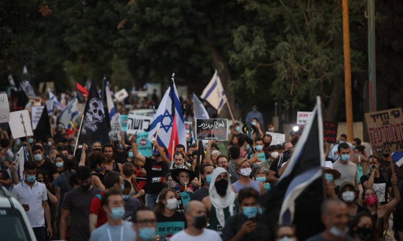 החשד לדריסת מפגינה: "בריונים ניפצו לו את החלון"