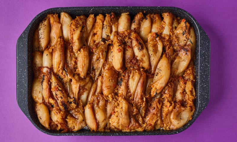 מתכון לשבת: חגיגה בלקנית של בצל ממולא